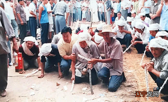 梦见和死去的亲人说话_梦见和死去亲人睡在一起说话_梦见死去亲人忘着我笑