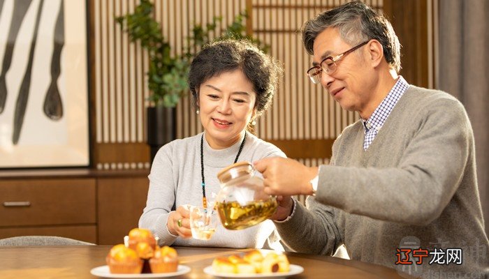 梦见到姑妈家吃饭_梦见到寺庙捐钱_梦见到饭店吃饭