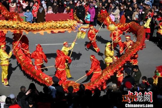 图为敦煌社火闹新春 。张晓亮 摄