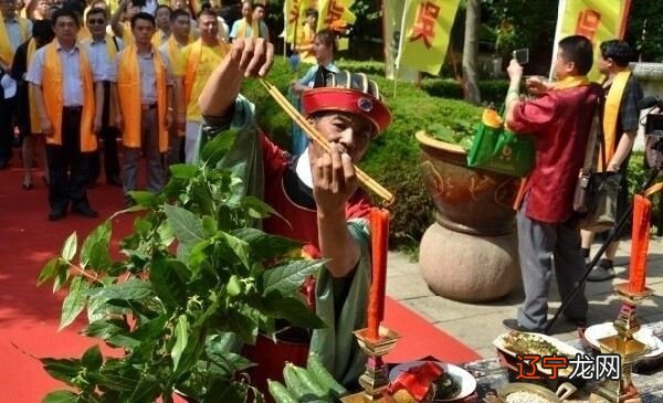 碧里乡溪边村的民俗_小爸爸里夏天用的行李箱_夏天里的节日民俗