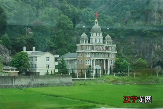 房子在弯路的旁边风水_学风水,看风水,做风水_风水学 教堂旁边房子