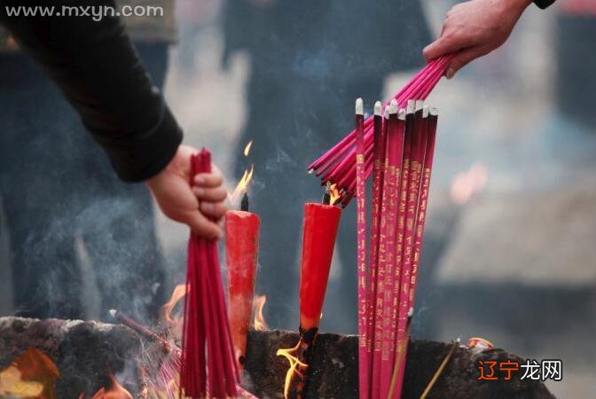 梦见炸好多好多薯片_梦见好多好多牛过河_梦见好多香炉在烧香