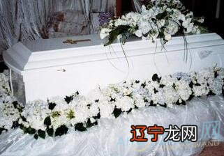 梦见两个棺材,棺材里有死人,我还烧掉了一个_梦见抬棺材半路棺材掉下来_大全查询梦见四个棺材