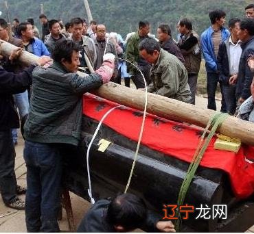 大学生疑似梦游跳楼死亡_因动漫人物死亡跳楼评论看法_梦见朋友跳楼死亡