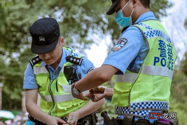 梦见交警_梦见自己开车被交警抓_深圳交警主持《交警说法》