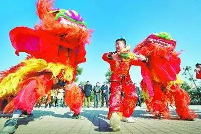 春节特色的民俗活动舞狮子_陕西各地春节民俗活动_即墨春节民俗活动