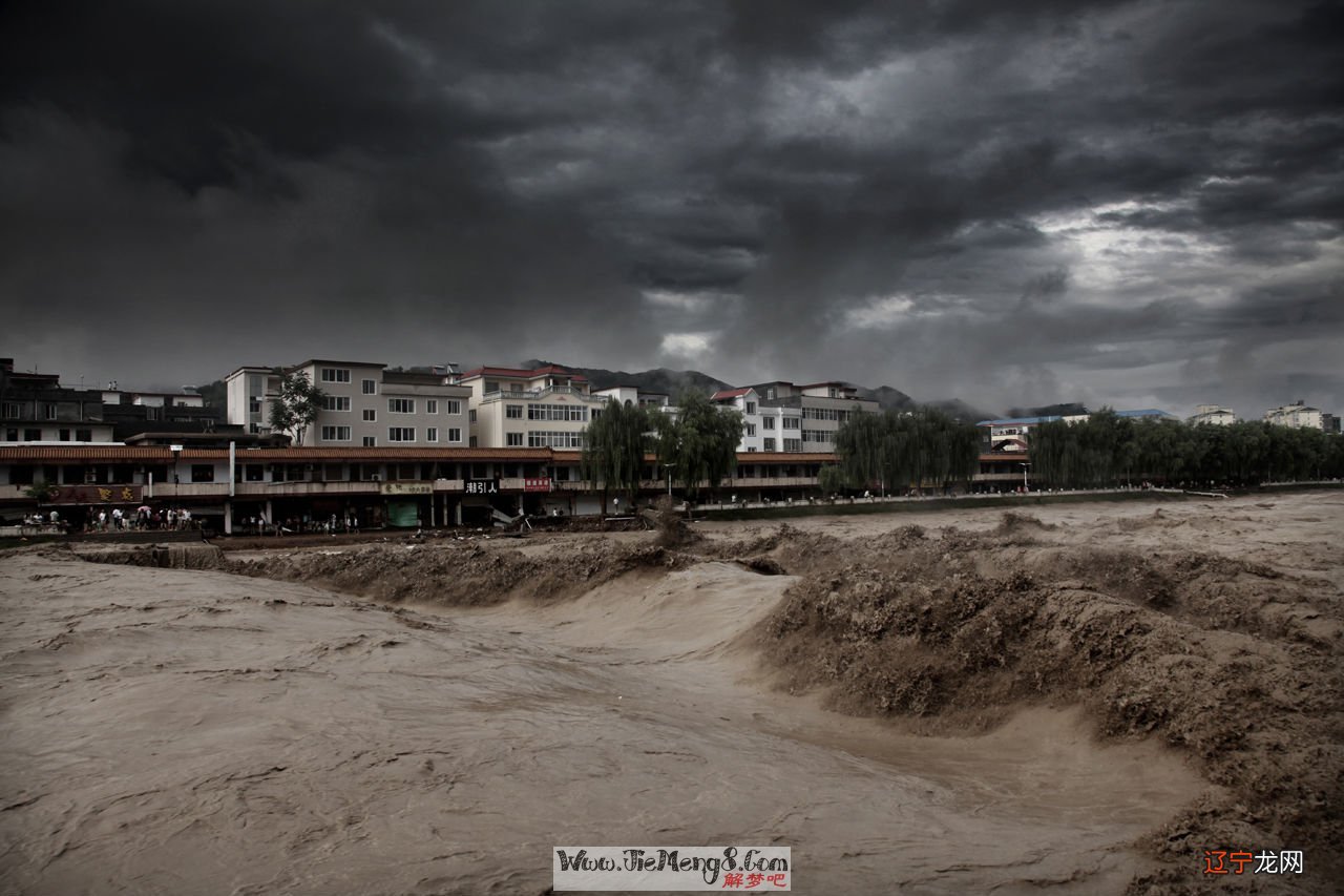 梦见玻璃窗外波涛汹涌的海水_梦见长江水汹涌_梦见海水汹涌