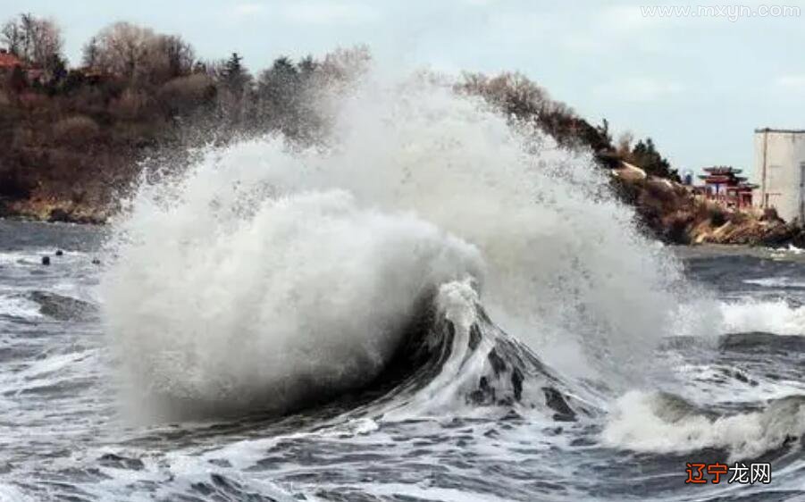 梦见长江水汹涌_梦见玻璃窗外波涛汹涌的海水_梦见海水汹涌