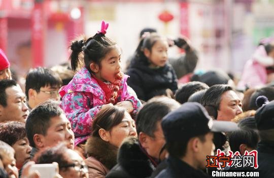 一年一度的西陵庙会成为宜昌市民闹新春独特的“民俗大餐” 。朱敏 摄