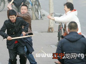 梦见与人打架 枪战_实拍广西百色街头爆发激烈枪战 约20人持枪互射_梦见梦见猫和狗打架