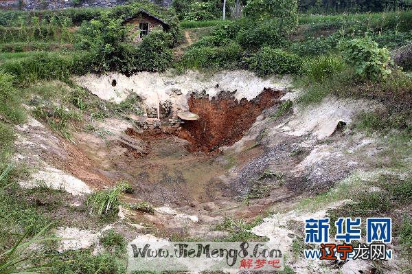 梦见掉进沟里_梦见自己掉进浑水塘里_梦见有人掉进井里淹死了