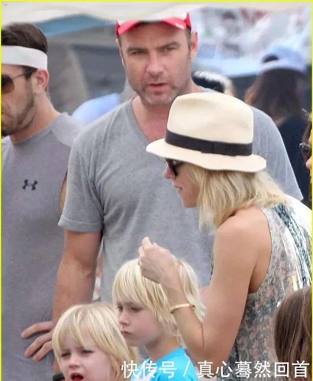 《金刚》女主角接两儿子放学,父亲是“剑齿虎”,但小儿子像女孩