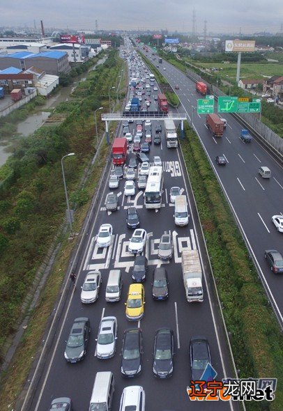 十一国庆高速堵车_陕沪高速国庆堵车_国庆堵车1小时仅移动100米