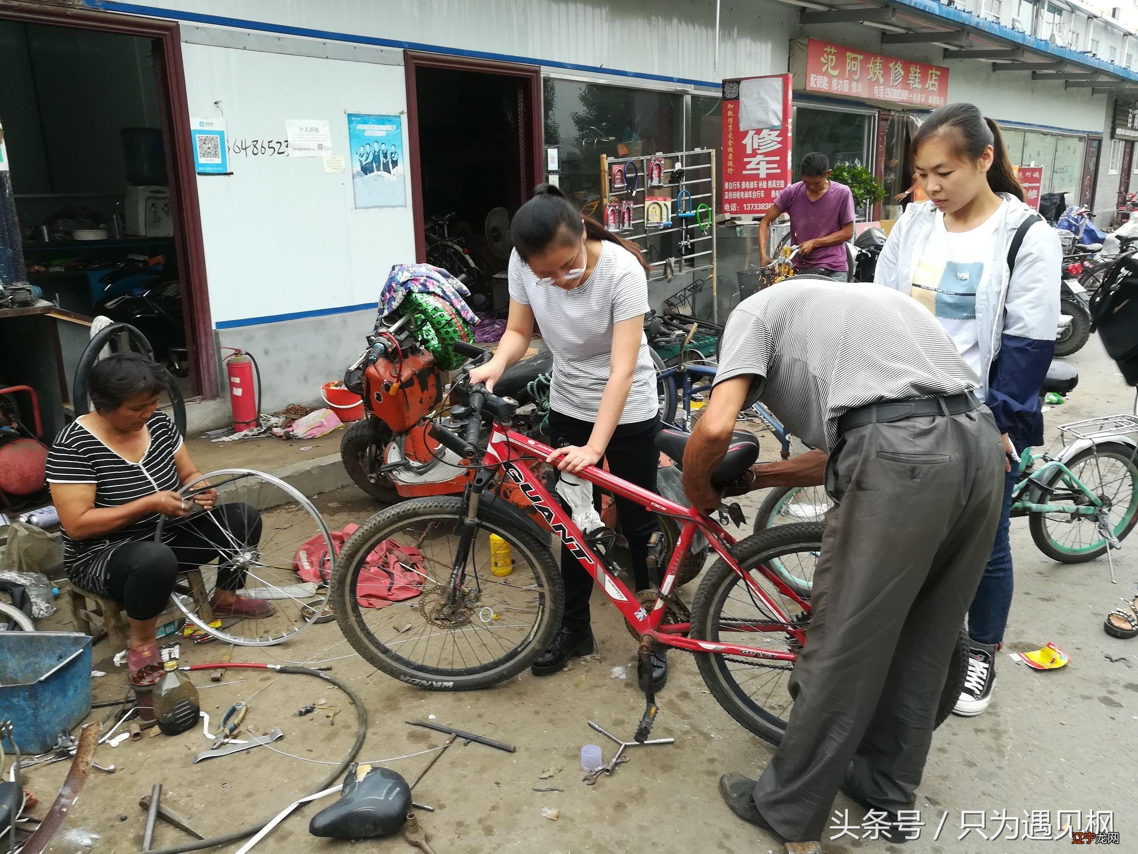 大学生开学季，修车师傅忙不停，补胎2元，卖个旧自行车120元