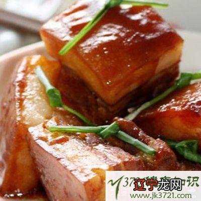 将藕、肉拌合，同盛入一瓷盘中